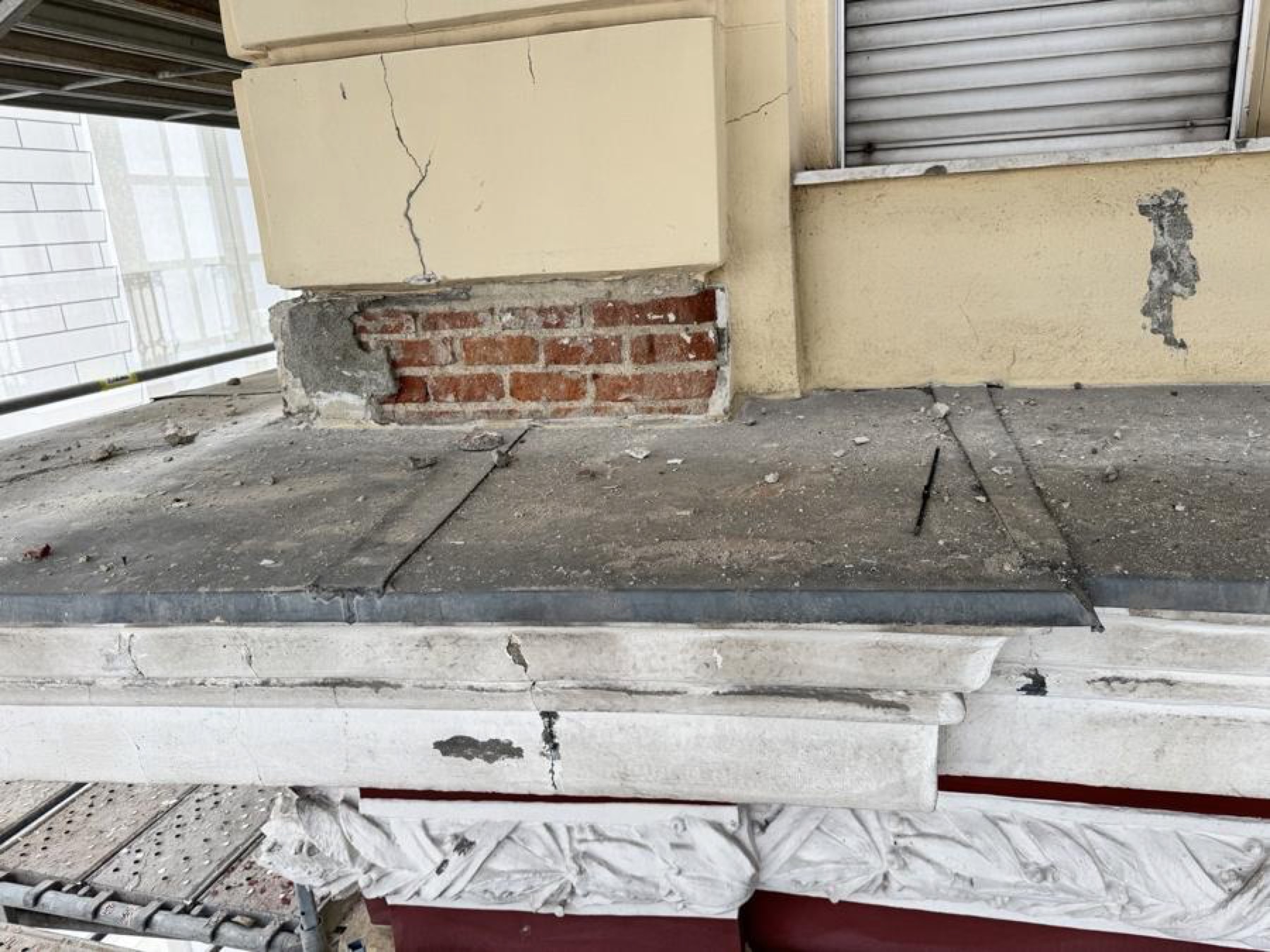 Soporte de ladrillo descubierto tras retirar revestimientos degradados