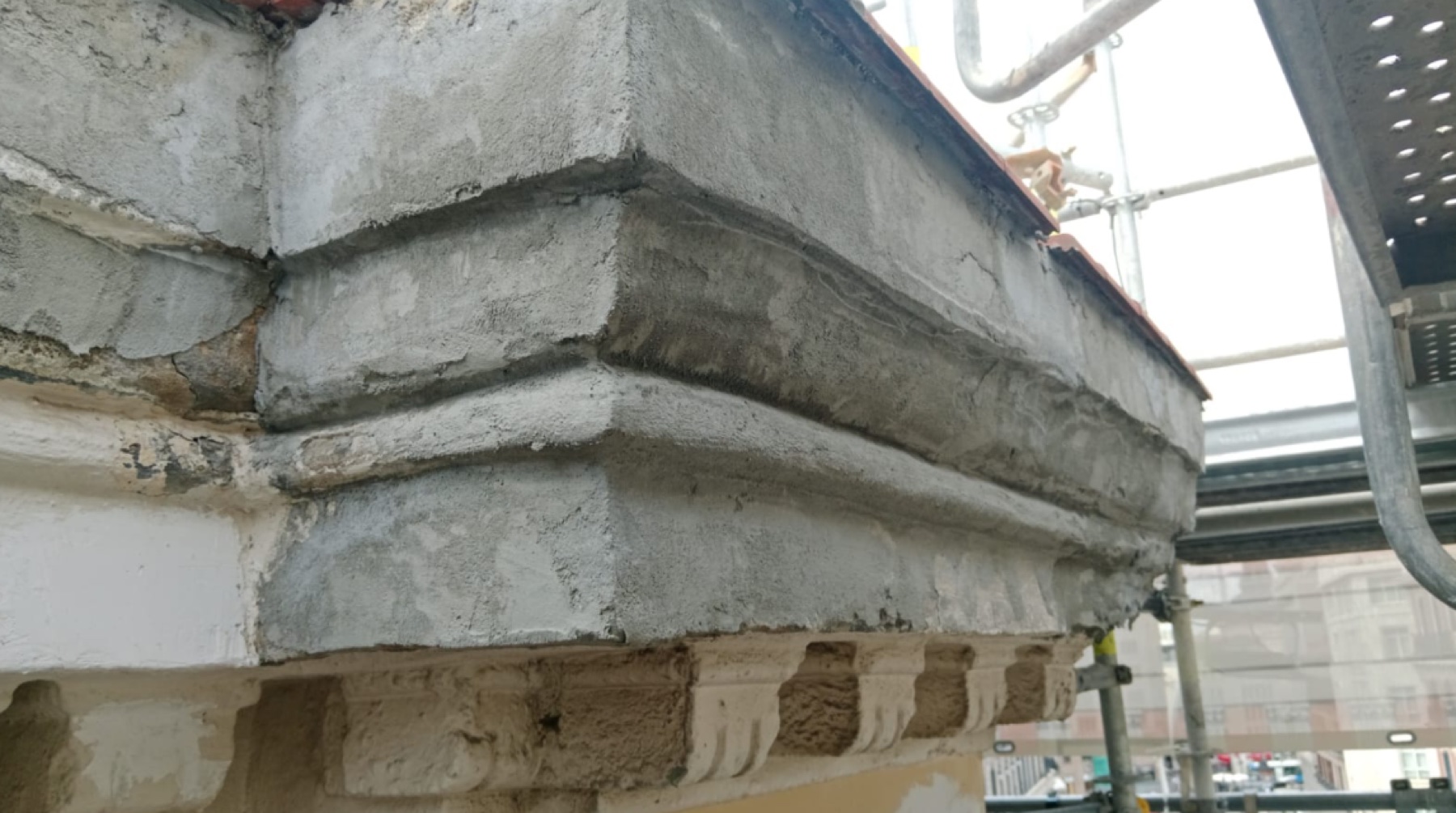 Reconstrucción del volumen de una cornisa en Canalejas 6
