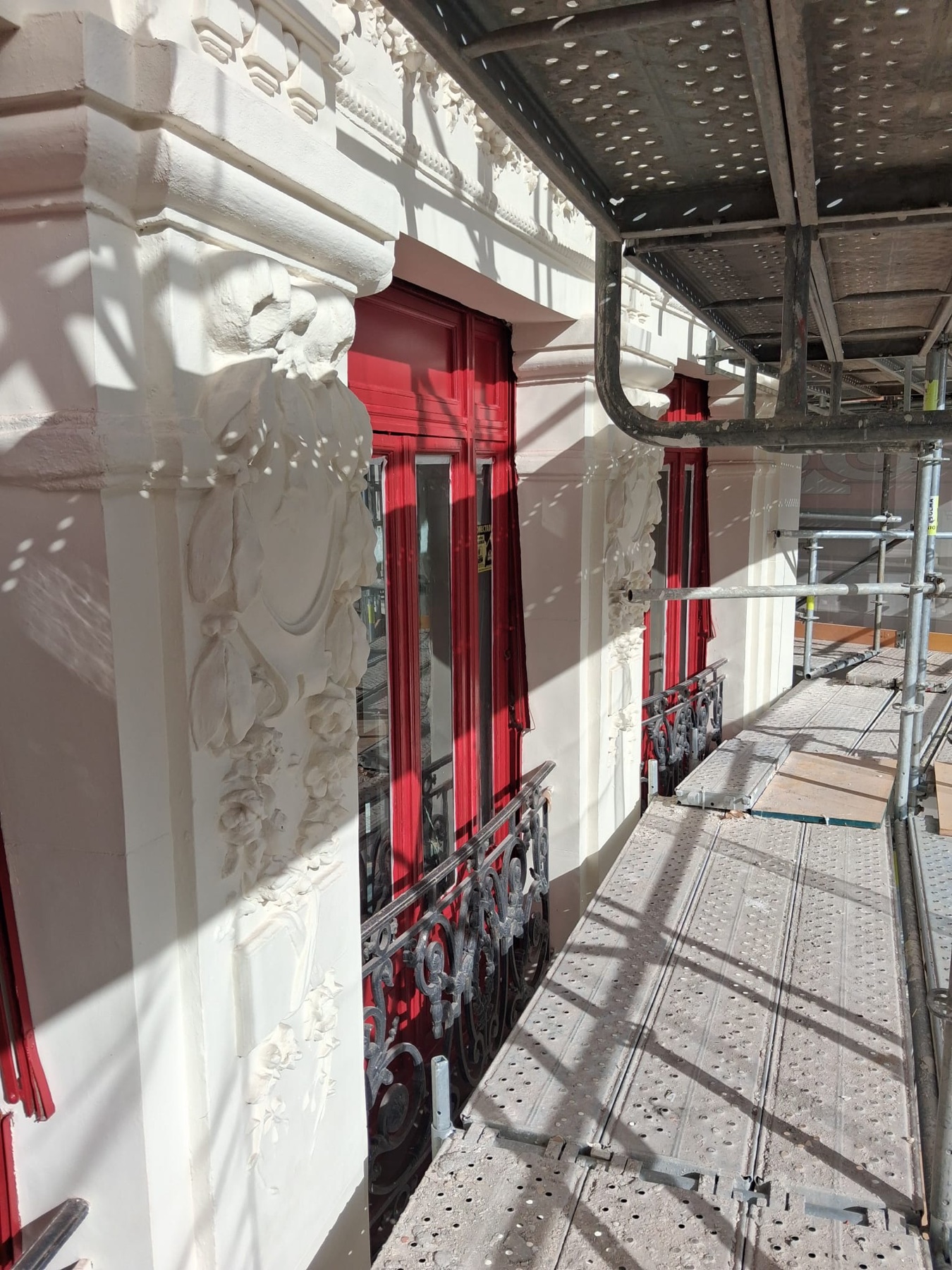 Estado actual de la restauración de la fachada protegida de Canalejas 6