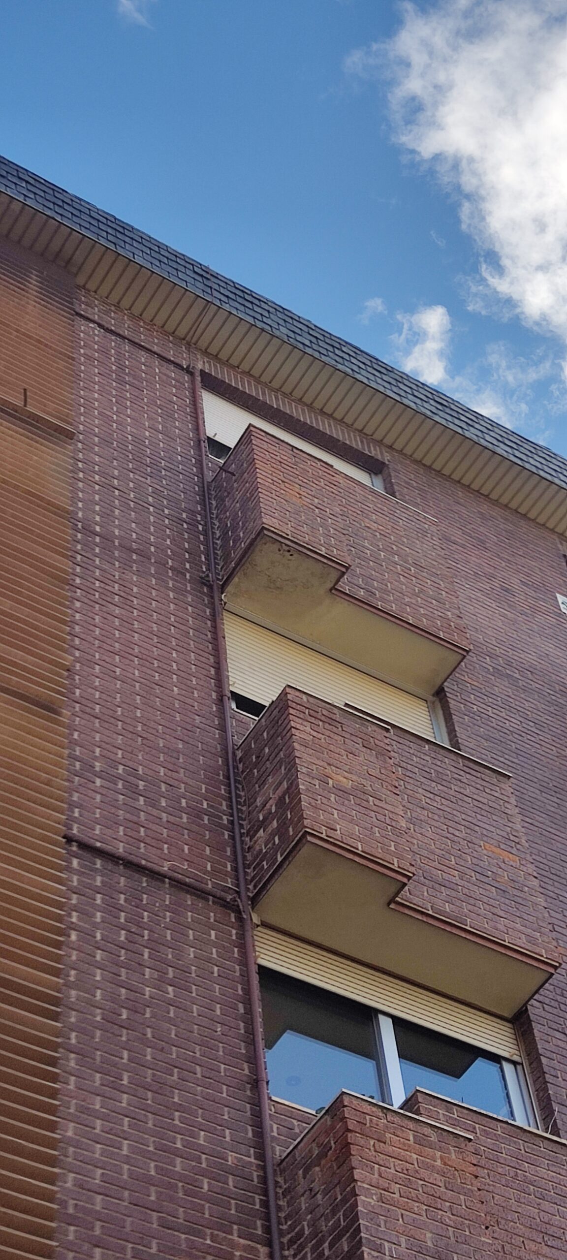 Aleixandre 4. Estado previo · Balcones y cerramiento original de ladrillo visto.