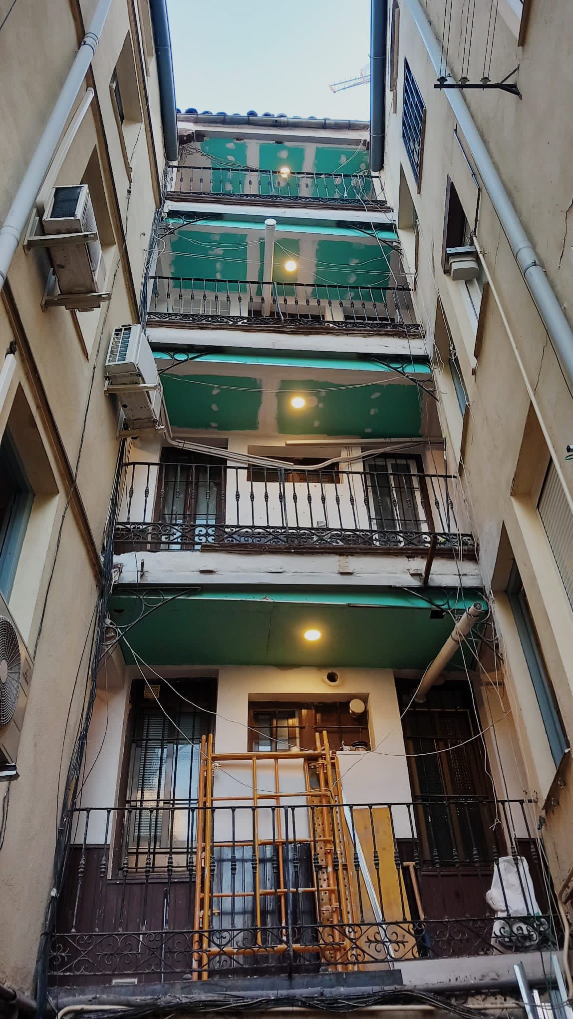 San Hermenegildo 24. Reposición de los techos de las galerías del patio, con las juntas y acabados aún en ejecución.