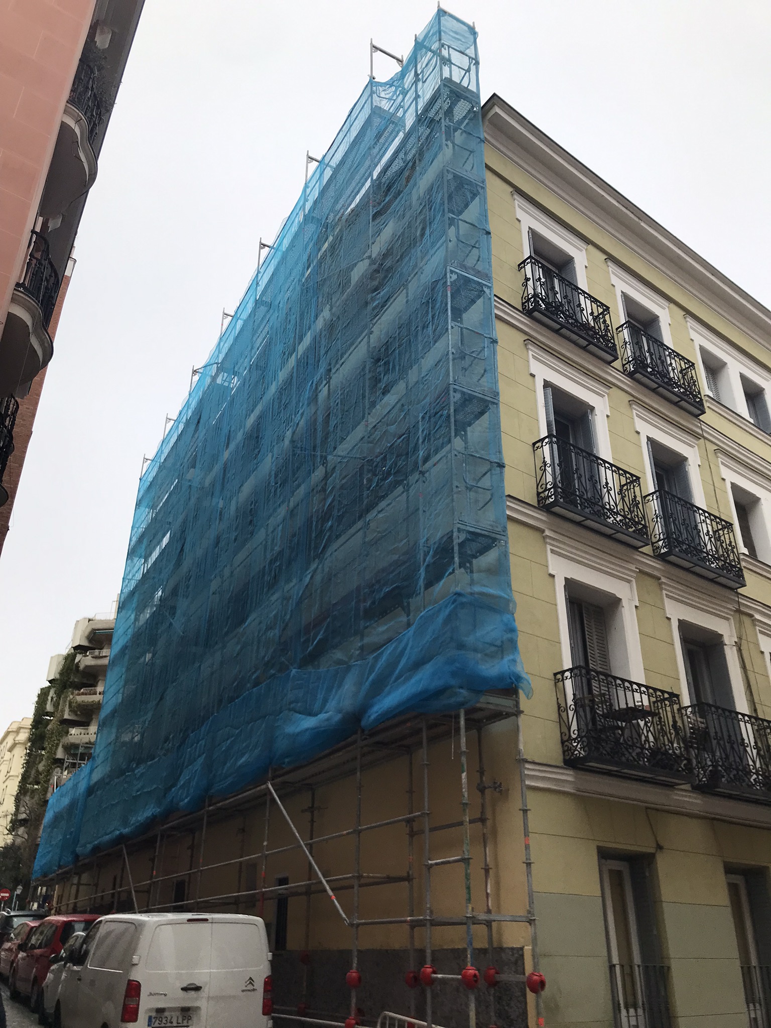 San Hermenegildo 24. Andamio y protección de la fachada durante los trabajos.