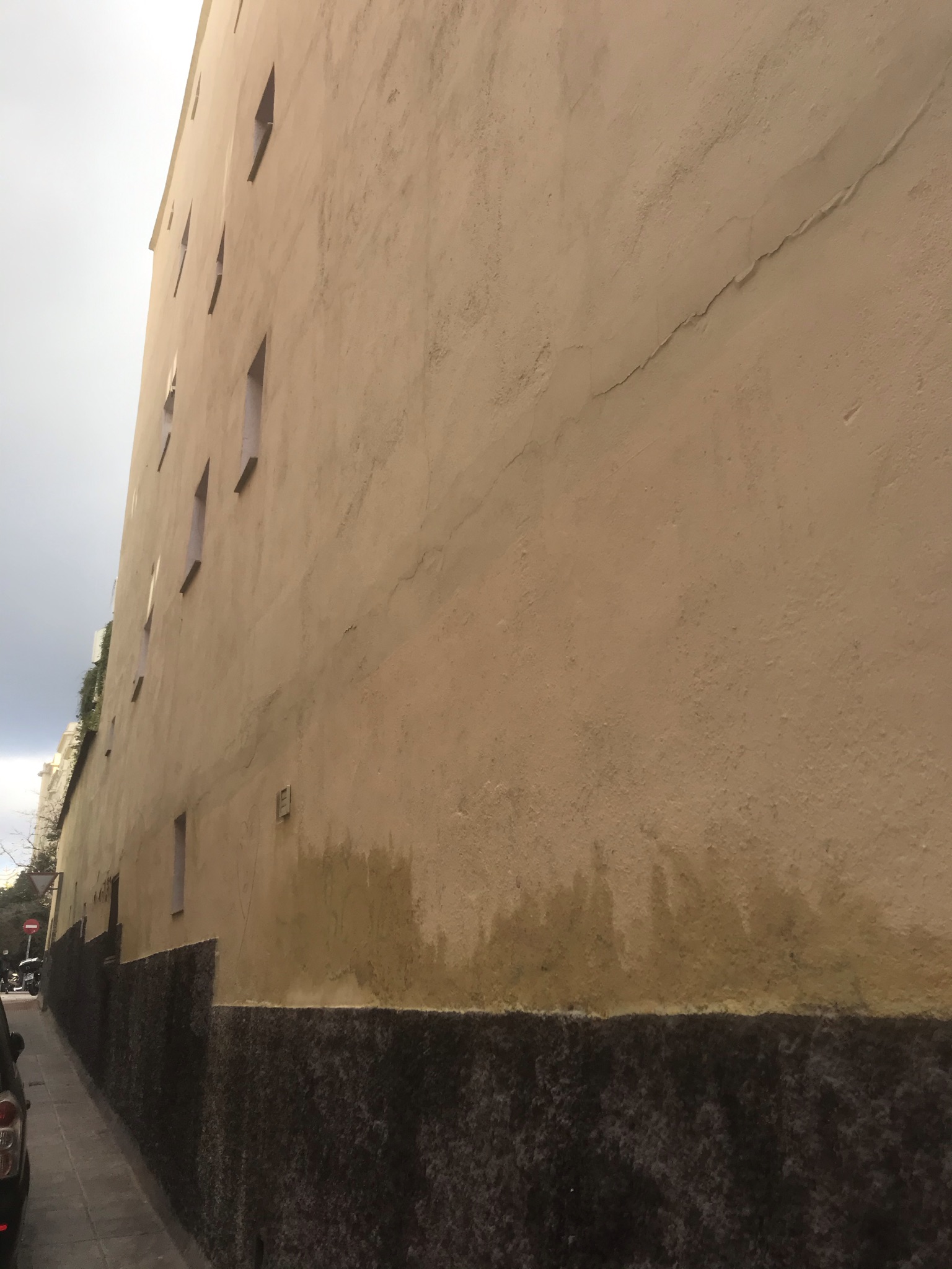 San Hermenegildo 24. Estado previo de la fachada lateral: fisuras en el revestimiento y alteraciones en la zona inferior.