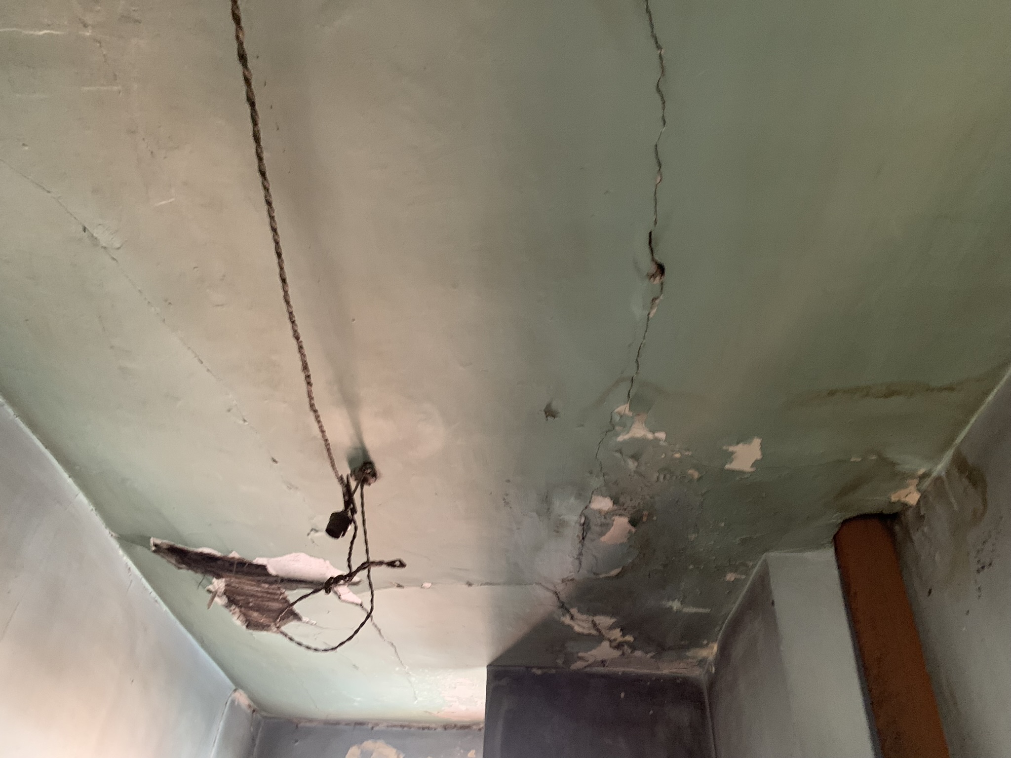 San Hermenegildo 24. Estado previo del techo interior, con fisuras y desprendimientos del revestimiento.