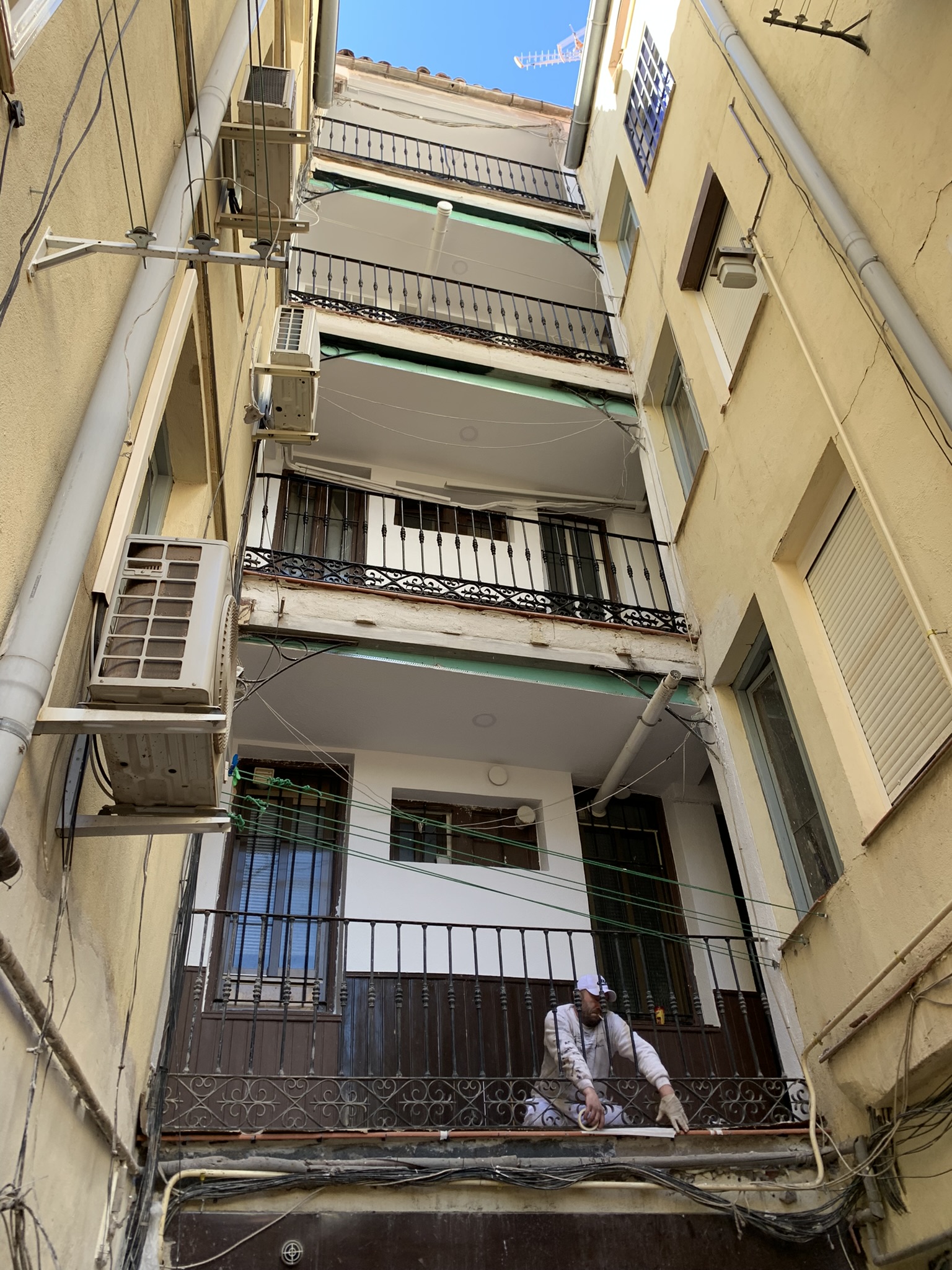 San Hermenegildo 24. Avance de los acabados de las galerías, con remates y trabajos todavía en curso.