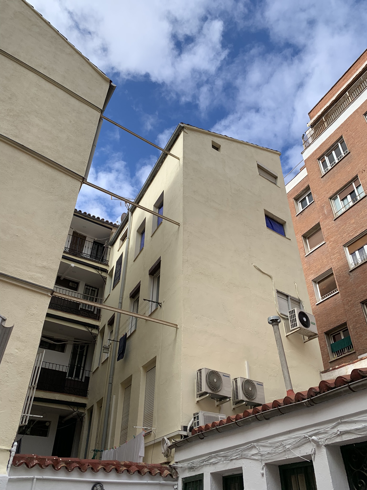 San Hermenegildo 24. Vista del paramento del patio tras la renovación del revestimiento.