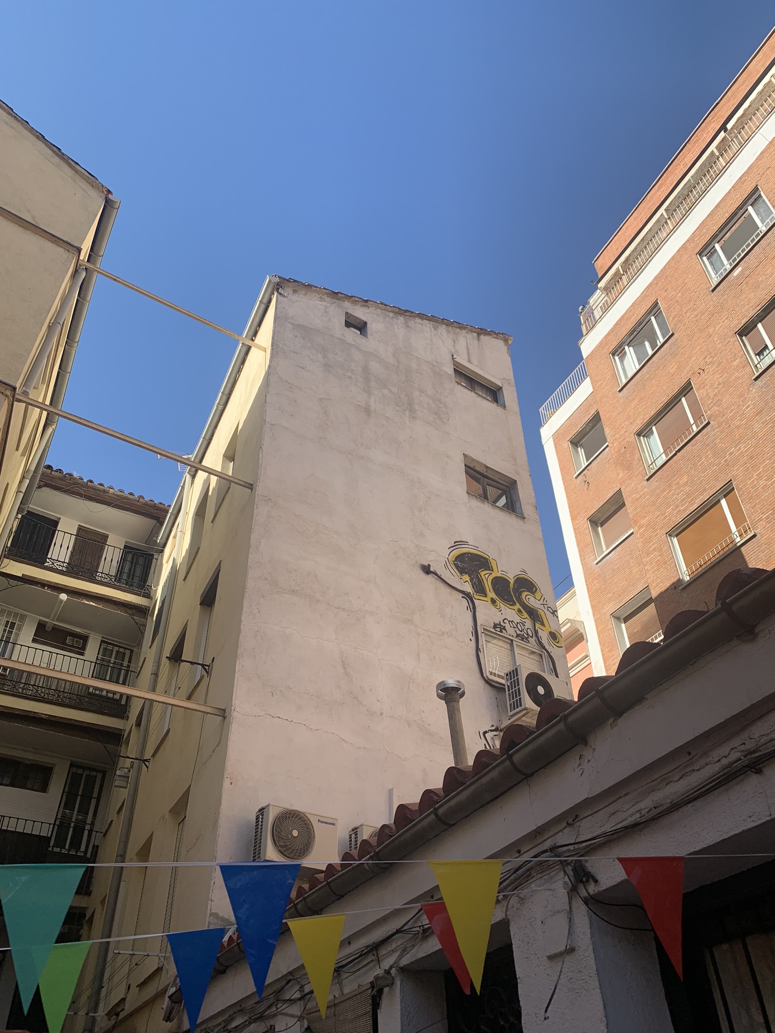 San Hermenegildo 24. Estado previo de los paramentos del patio, con fisuras y deterioro del acabado.