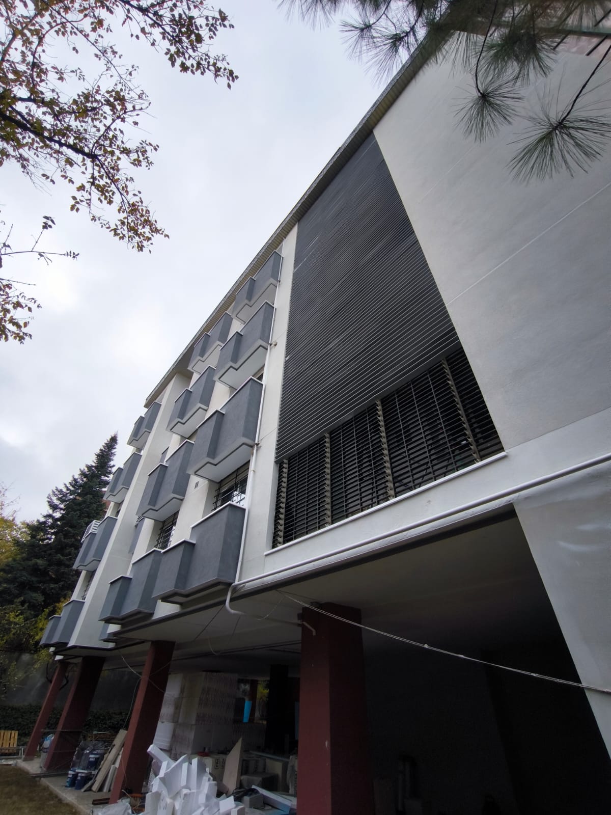 Aleixandre 4. Otoño de 2025 · Evolución del alzado longitudinal, con los balcones y el paño de lamas integrados en la composición.