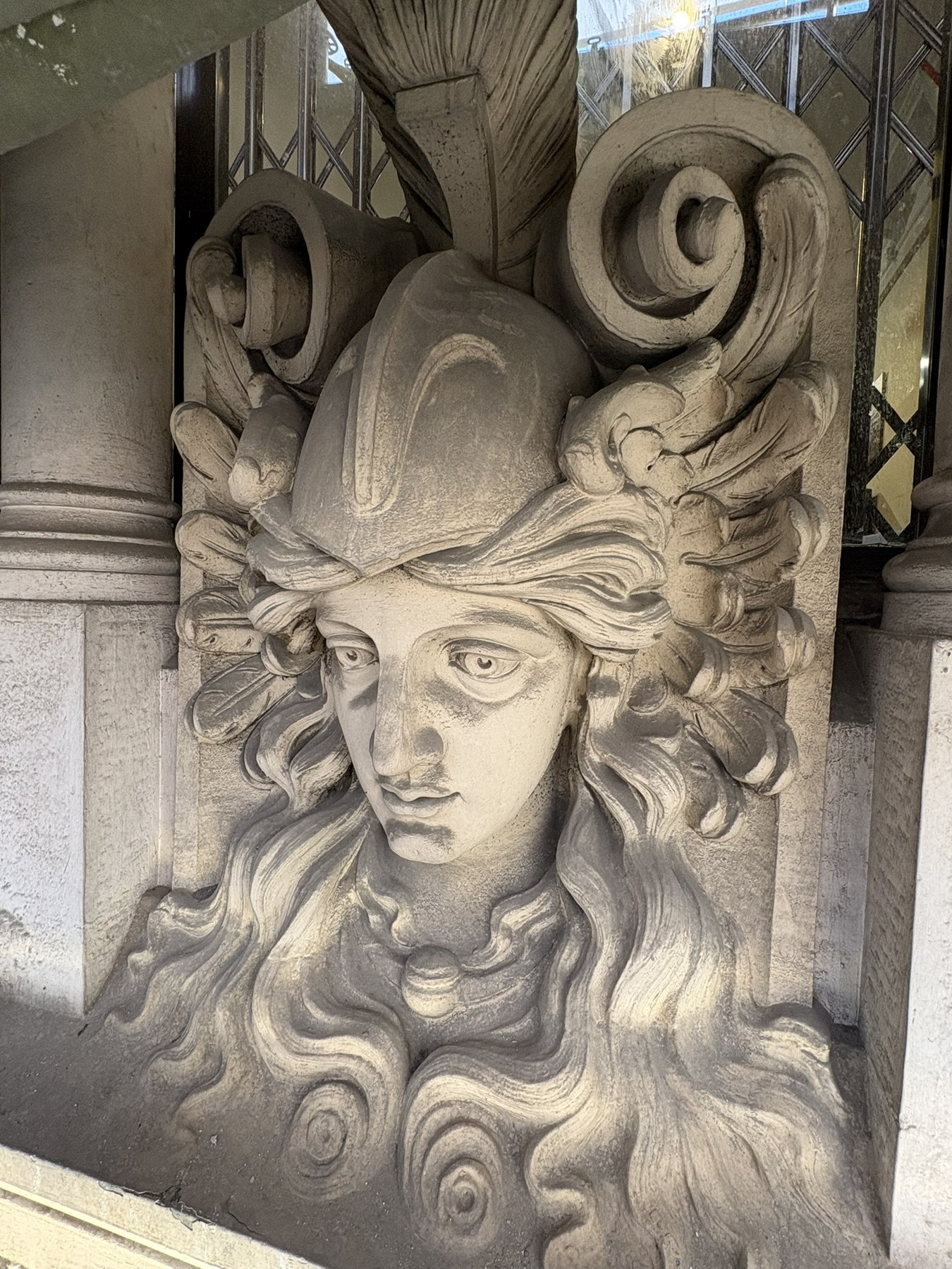 Mascarón de inspiración clásica de Canalejas 6 visto desde el andamio
