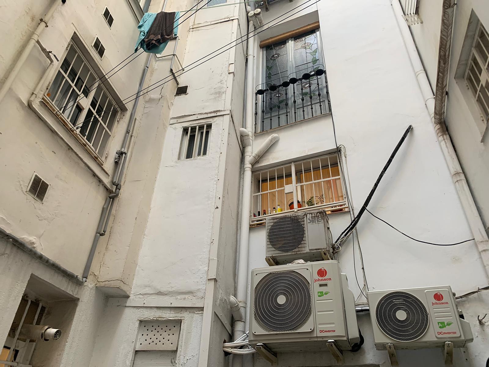 Estructura existente de madera en Amnistía 5 antes de la rehabilitación