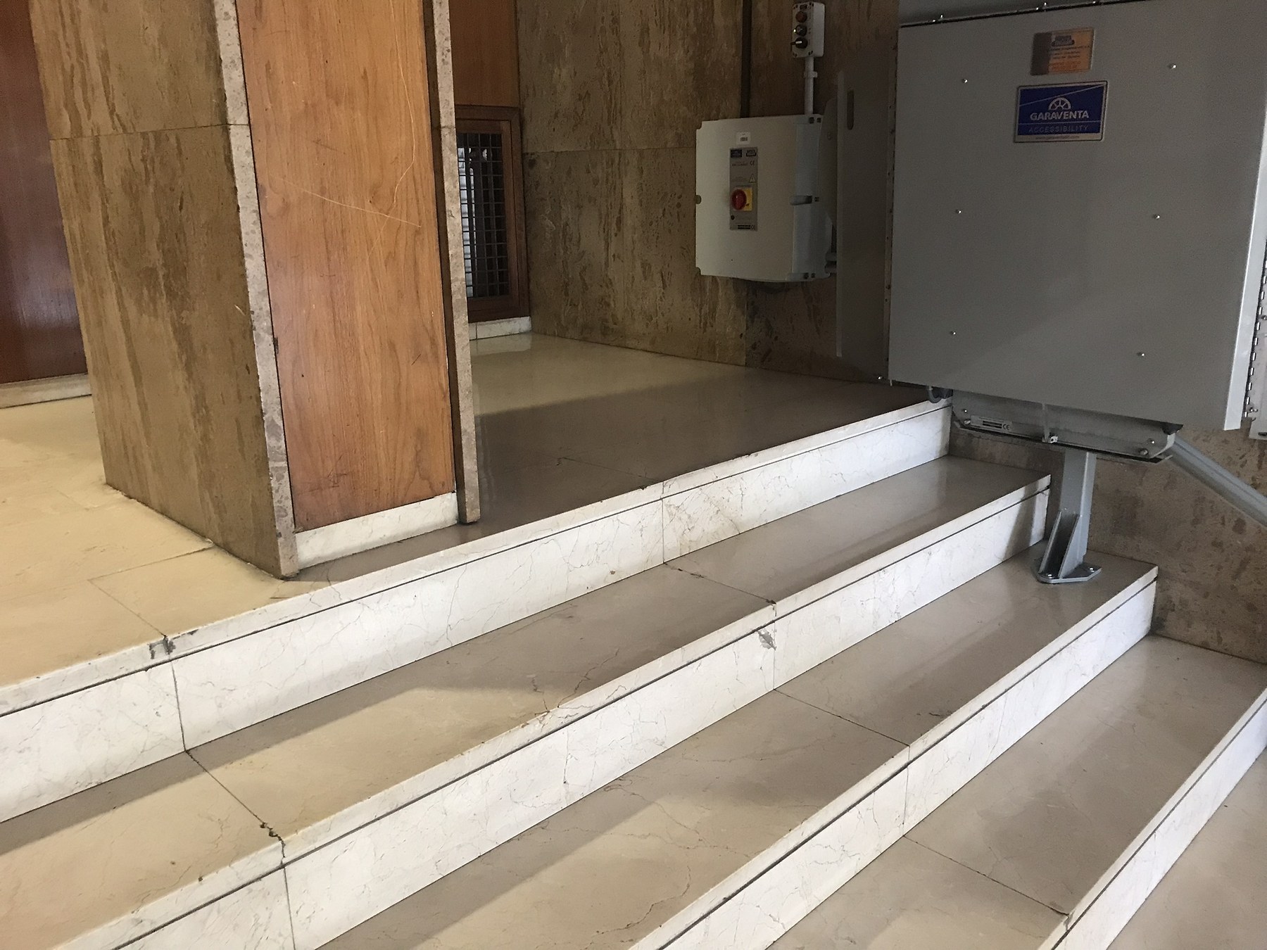 Escalera antes de instalar la plataforma en Plaza del Encuentro 1B