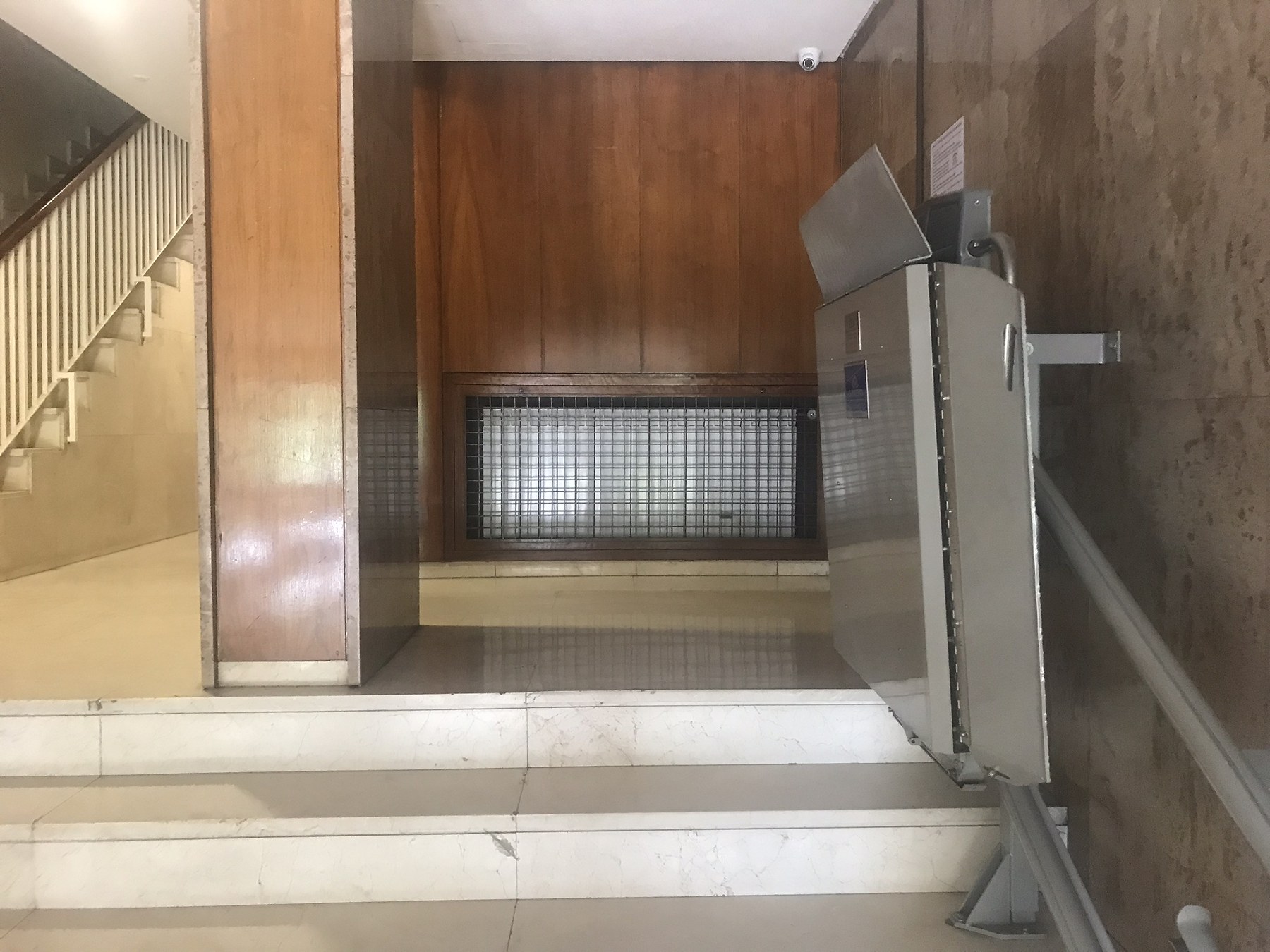 Plataforma salvaescaleras durante su instalación