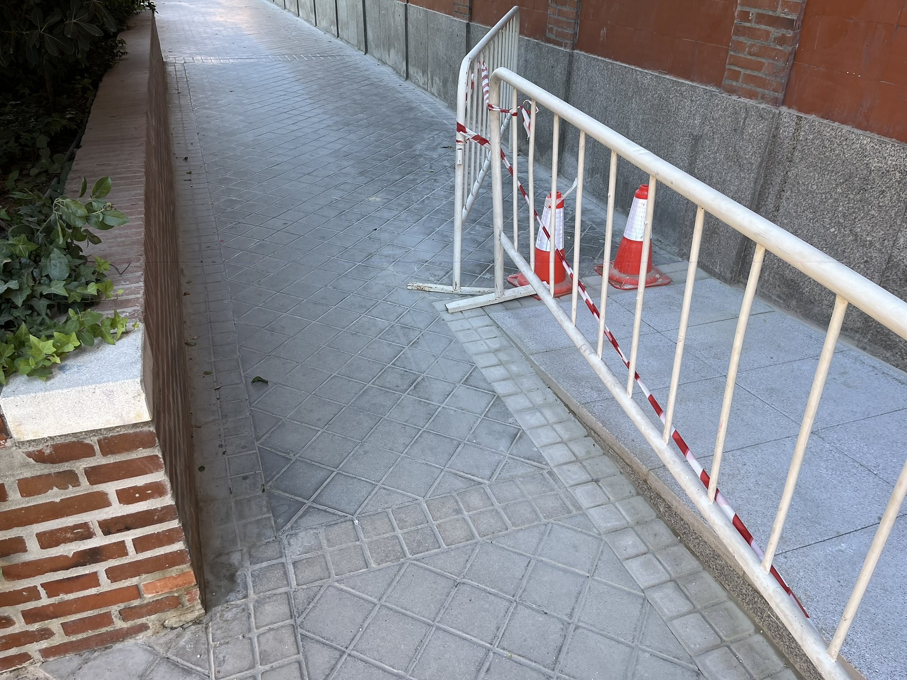 Acceso previo del edificio de Paseo de Yeserías 31